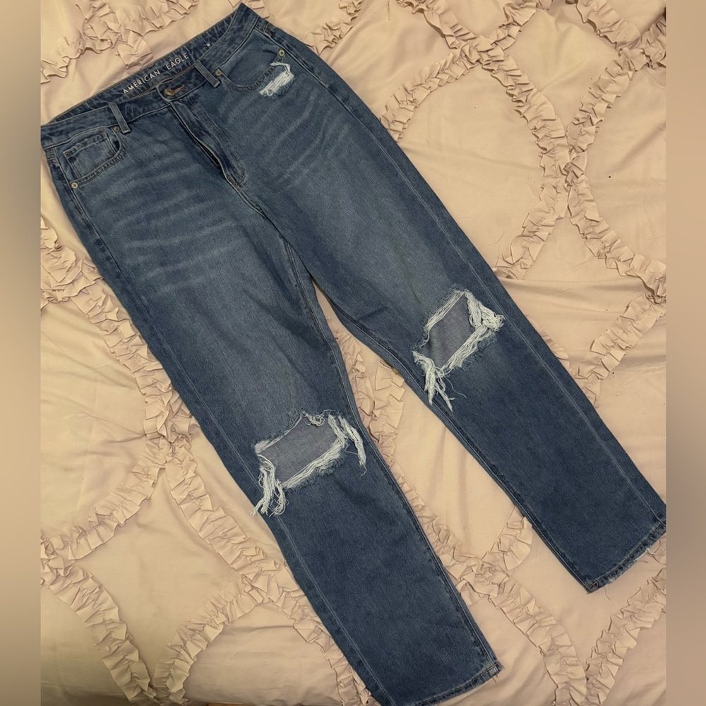 AMERICAN EAGLE Mom Jeans Distressed EUC